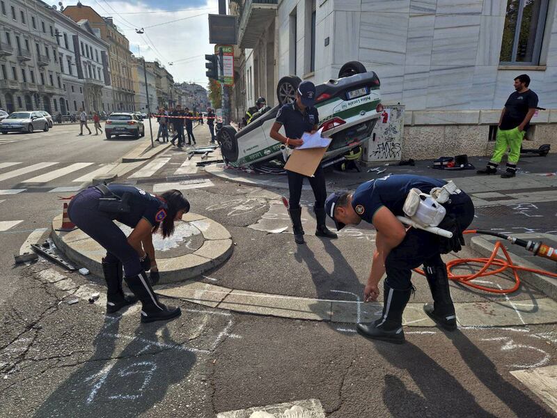 Violento scontro tra una Ferrari e un'auto della polizia locale in Porta Venezia a Milano 7