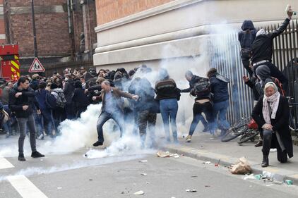 Parigi, scontri tra anarchici e polizia: auto distrutte, vetrine infrante 3