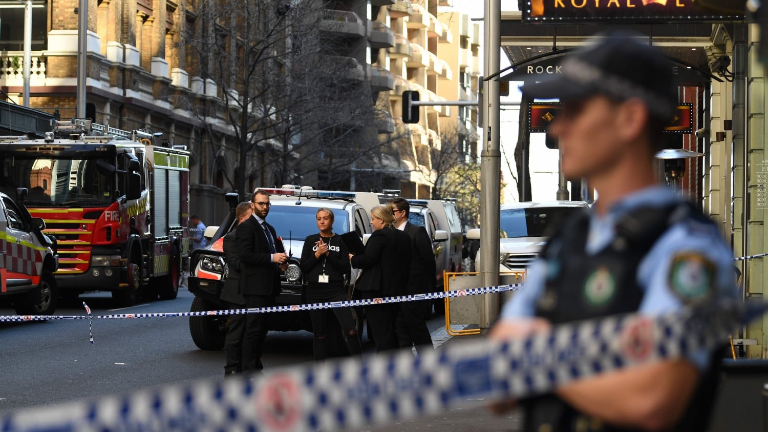 Terrore a Sydney, grida "Allah Akbar" e accoltella passanti: morta una donna