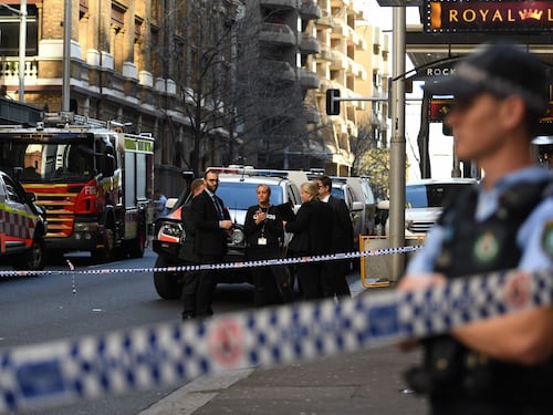 Terrore a Sydney, grida "Allah Akbar" e accoltella passanti: morta una donna