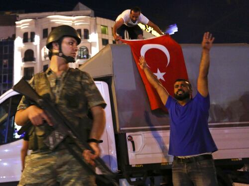 Turchia, epurati anche rettori e dipendenti pubblici. Chiuse le tv anti Erdogan