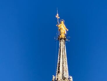 Coronavirus, arcivescovo Delpini prega la Madunina da terrazze del Duomo 3