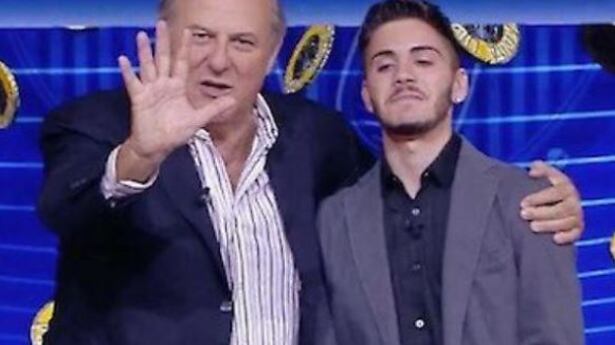 Caduta Libera, Gerry Scotti nella bufera: "Suggerisce ai concorrenti"