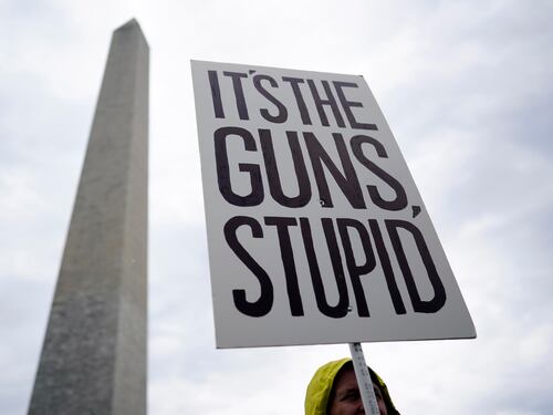 Usa, sulle armi l'accordo bipartisan in Senato. Ma in Indiana altri due morti in una sparatoria