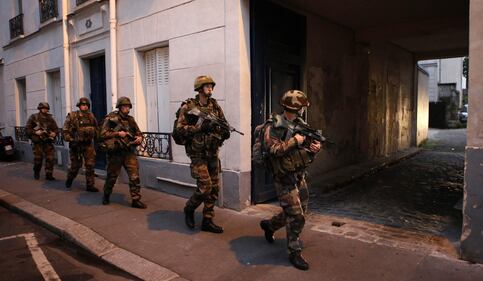 Parigi, blitz delle forze armate  2