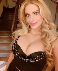 Francesca Cipriani, seno in mostra al mare 9