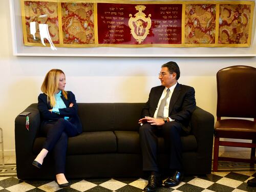 Meloni in visita alla sinagoga "Odio verso gli ebrei, rischio emulazione sul nostro territorio"