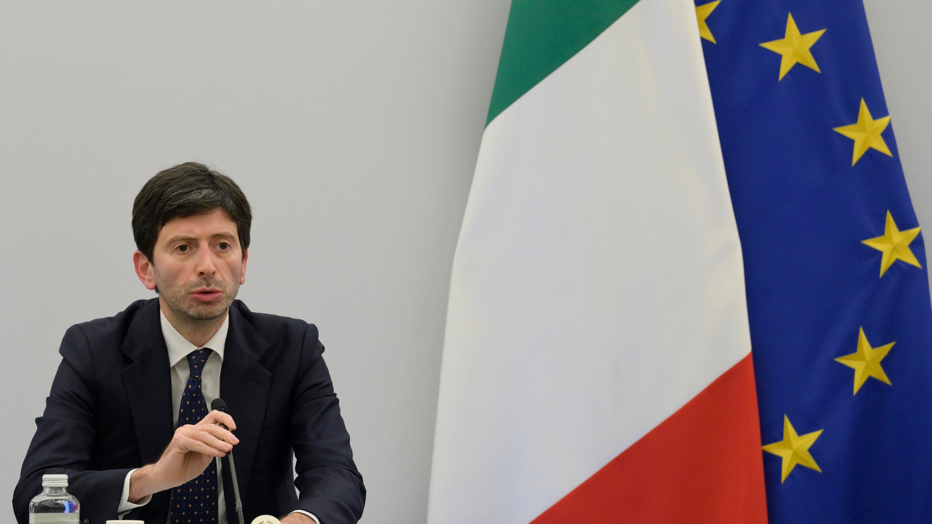 Monoclonali rifiutate in pandemia, così Locatelli inguaia Speranza