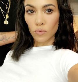 Kourtney Kardashian nuda al mare 10