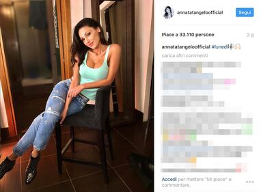 Anna Tatangelo, scollatura mozzafiato per i fan 2