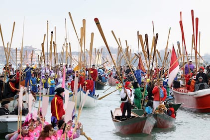 Al via il Carnevale di Venezia: 100 barche sul Canal Grande 9