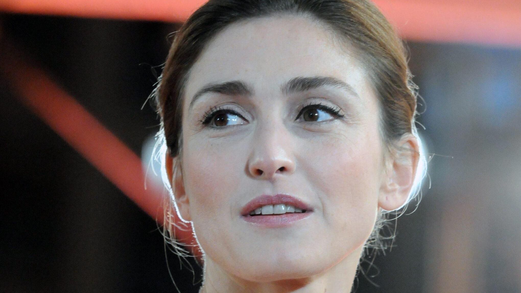 Julie Gayet querela il magazine Closer per le foto con Hollande