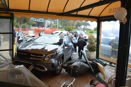 Tragedia sfiorata a Ventimiglia: auto sfonda il dehor di un bar 1