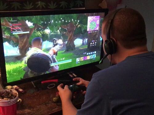 Ritira il figlio da scuola per giocare a Fortnite: "L'ho allevato per questo"