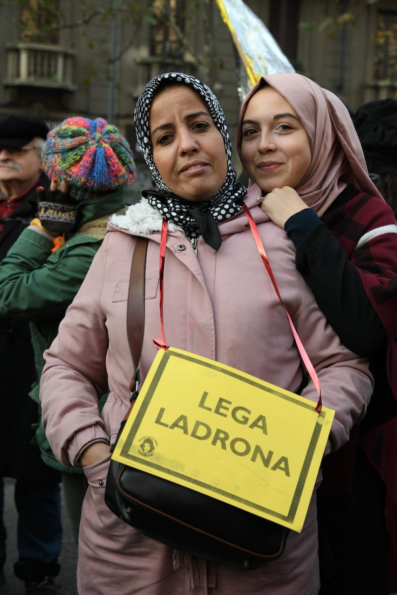 Milano, scende in piazza il corteo contro la chiusura del centro di via Corelli e il decreto Salvini 3