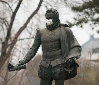 Pechino protesta: maschere anti-smog sulle statue 4