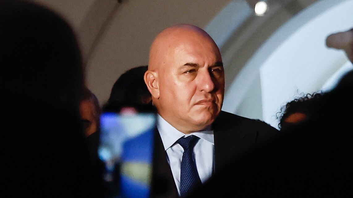 "Il karma...". Deliri no vax contro Crosetto: i messaggi choc