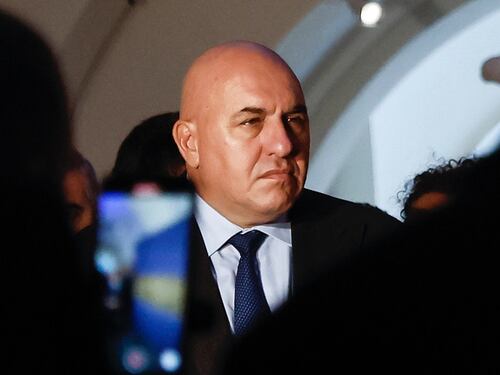 "Il karma...". Deliri no vax contro Crosetto: i messaggi choc