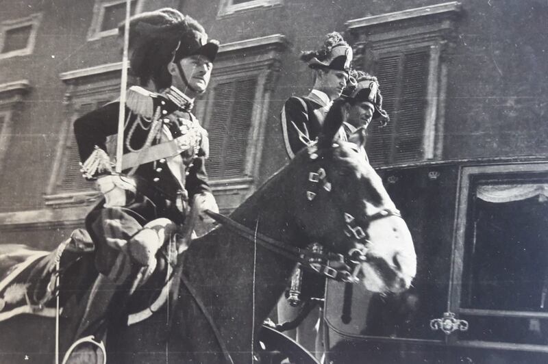 Giulio Cesare scorta il Re