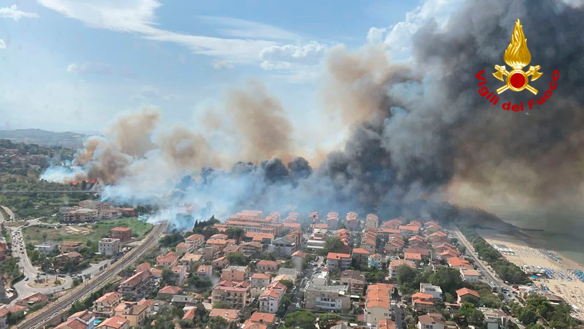 Aerei egiziani, pompieri da mezza Europa. Aiuti e fondi: scuse del premier ai greci