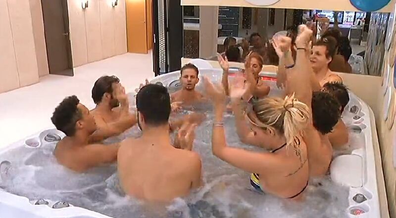Grande Fratello 14, baci e nudi bollenti nell'idromassaggio 17
