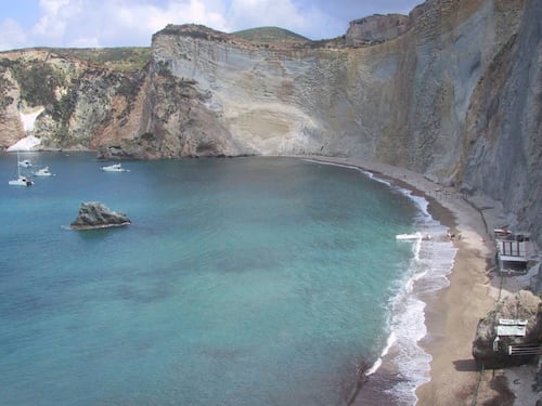 La maga Circe ammalia con il blu del suo mare