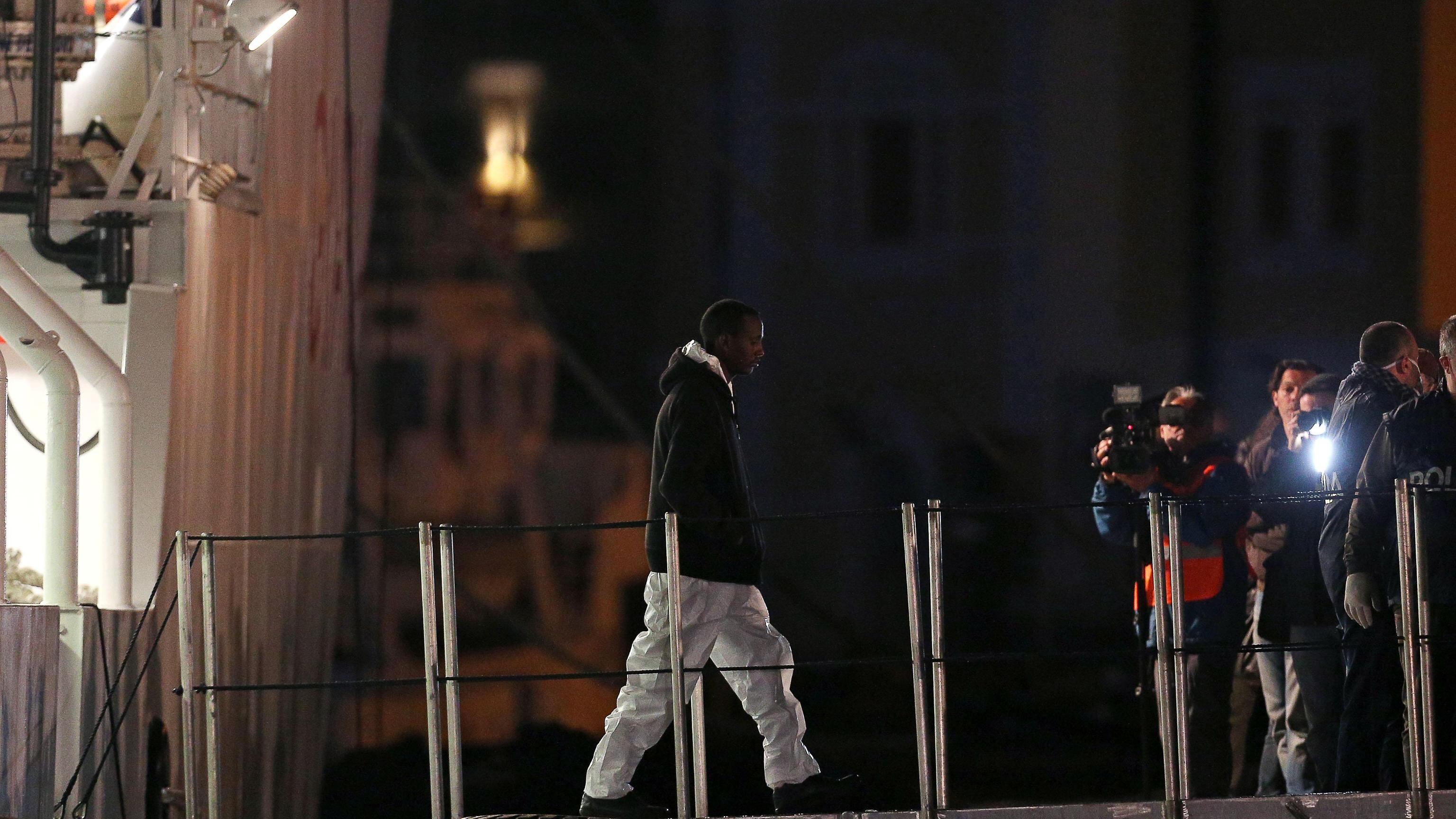 I sopravvissuti arrivati a Catania: "Aggrappati ai morti per salvarci"