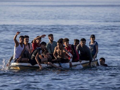 Ci scaricano i migranti, poi fuggono in taxi