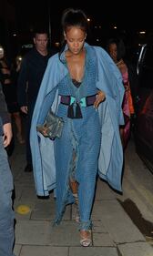 Rihanna, scollatura mozzafiato 2