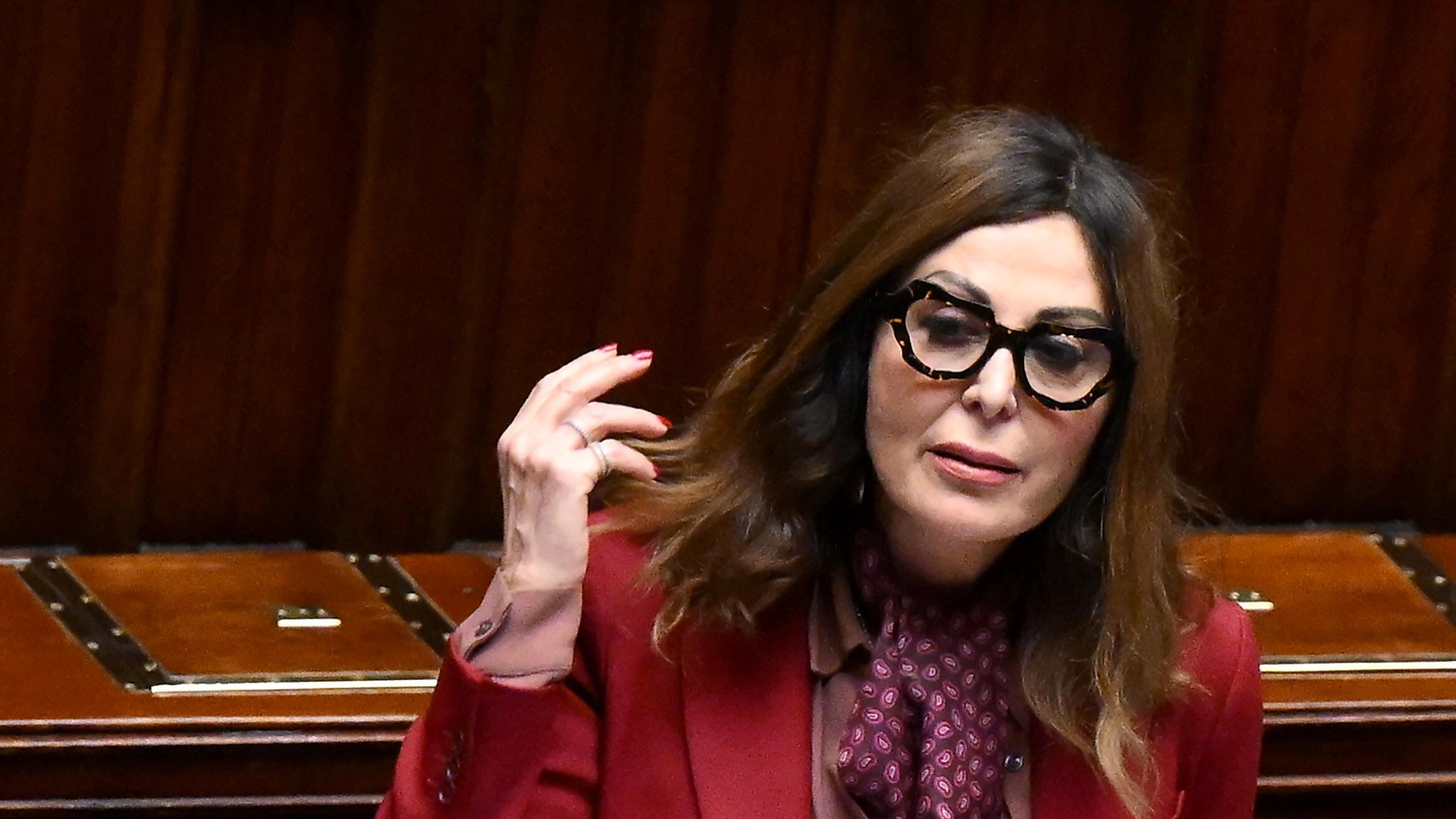 "Obbedisco alla leader ma sono immacolata". Santanchè si dimette