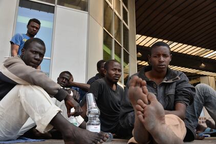 Immigrati scaricati per terra alla stazione di Rogoredo 14