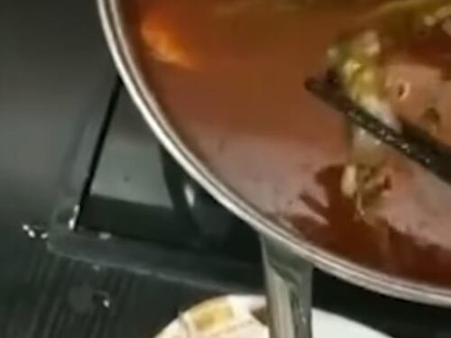 Cina, donna incinta trova un topo morto nel brodo: crollo in borsa per la catena di ristoranti