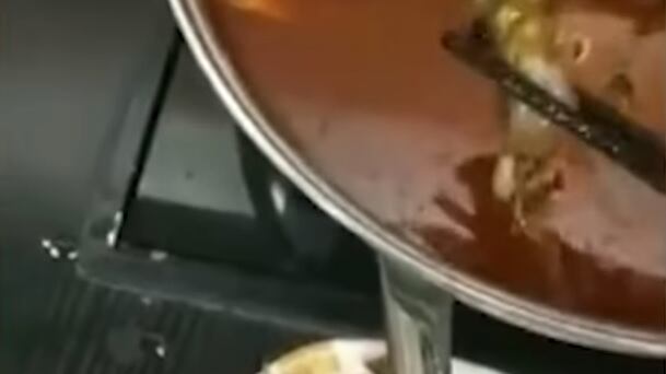 Cina, donna incinta trova un topo morto nel brodo: crollo in borsa per la catena di ristoranti