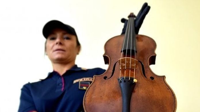 Cercano droga a casa di un trafficante. Trovano un violino che vale un milione