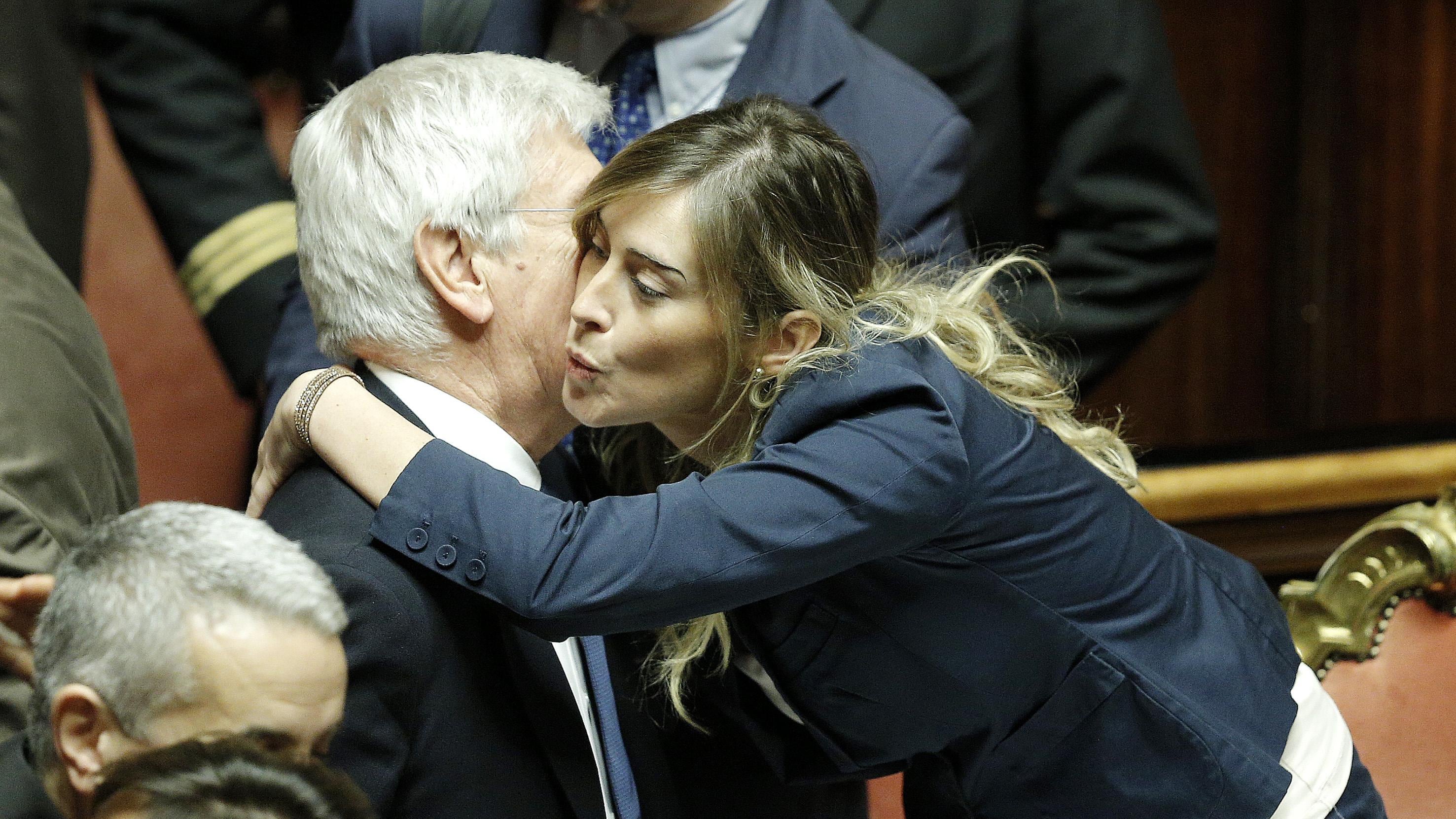 Baci, canguri e aria di vacanza al funerale di Palazzo Madama