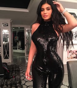 Kylie Jenner hot in bikini con le amiche 8