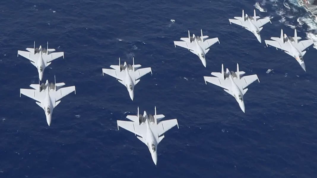 Sistema anti-radar avanzato e armi potenziate: cosa sappiamo del nuovo J-15 "Squalo volante" cinese