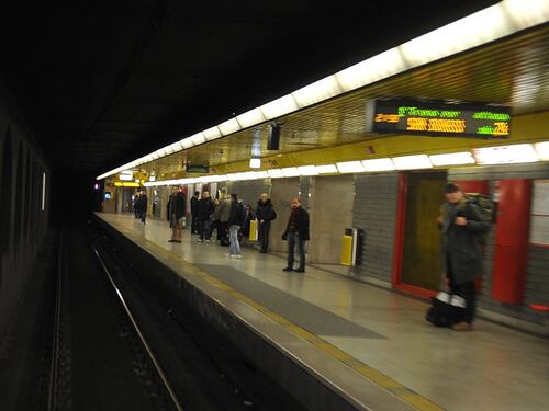 Milano, uomo accoltellato a fermata metro Pasteur, indagini in corso