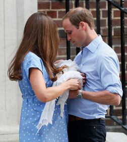 William e Kate escono dall'ospedale: ecco il royal baby 1