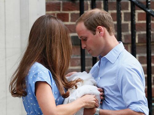 William e Kate escono dall'ospedale: ecco il royal baby