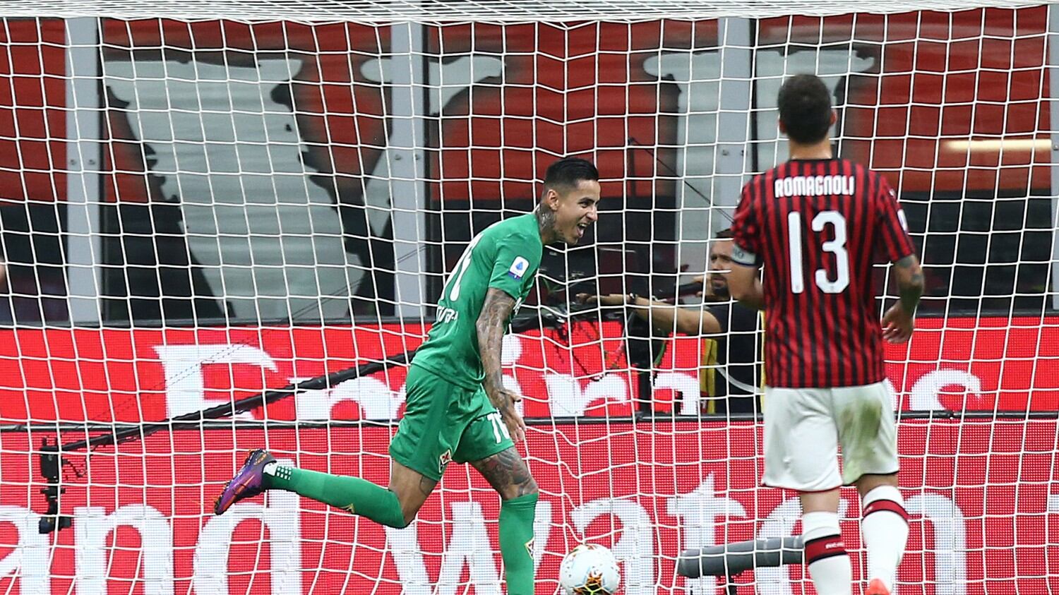 Il Milan affonda per 3-1 contro la Fiorentina tra i fischi della curva
