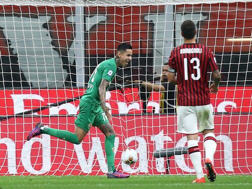 Il Milan affonda per 3-1 contro la Fiorentina tra i fischi della curva
