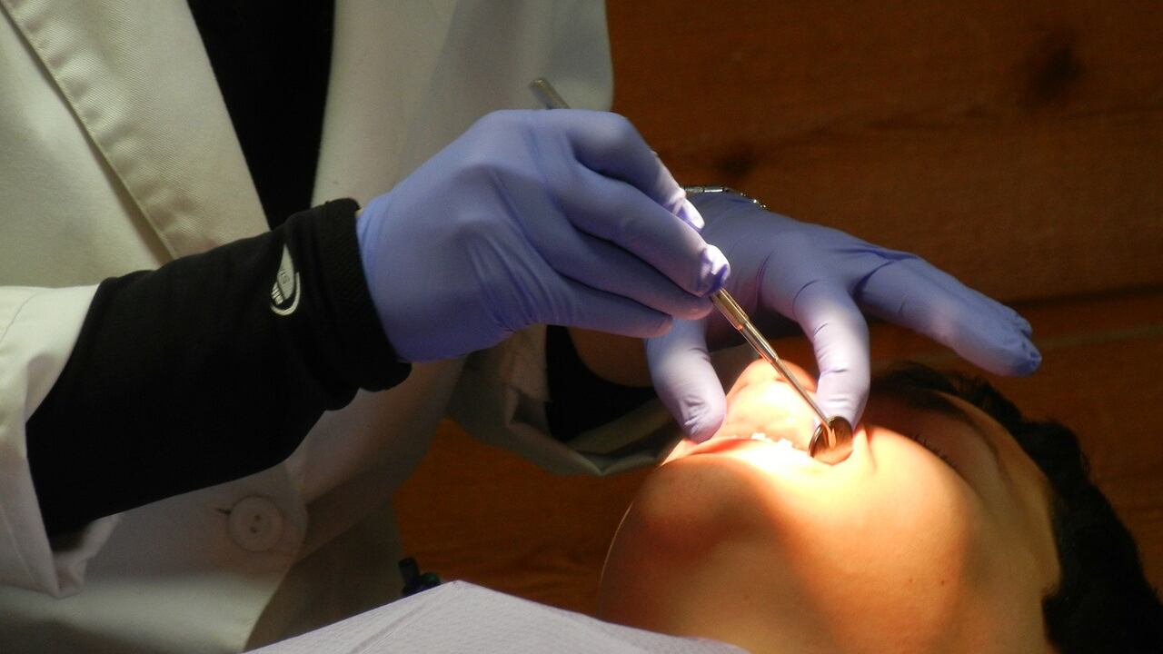 Dentista abusa di una 16enne e finisce a processo