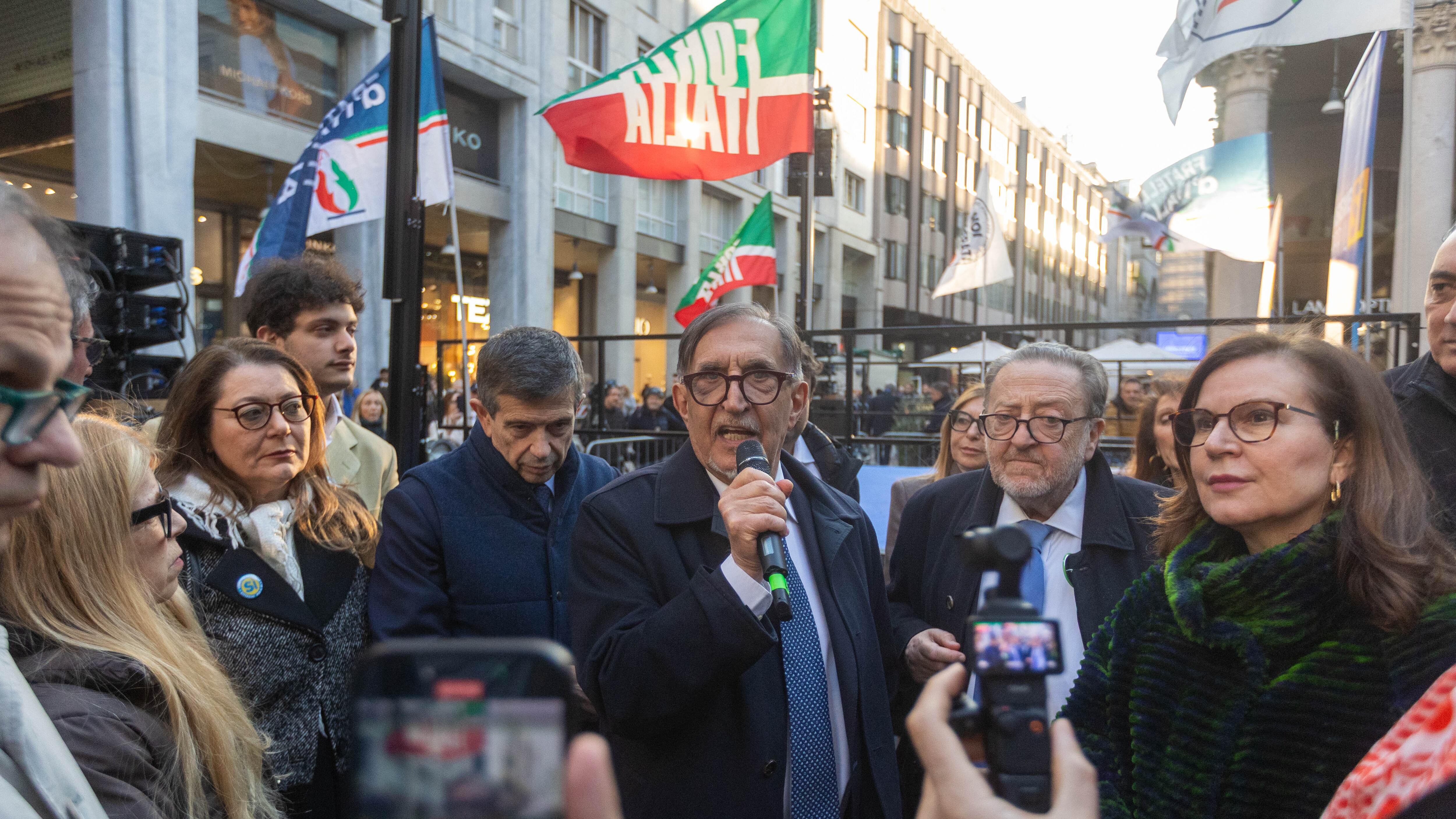 L'evento per il referendum diventa un omaggio a Bossi