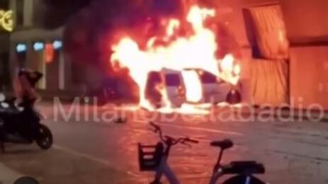 Taxi, incidente alla Scala, poi le fiamme. Cosa è successo