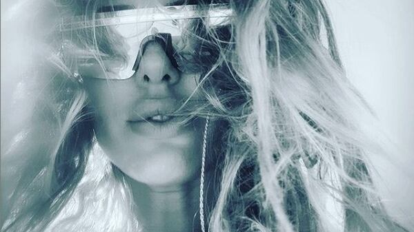 Ilary Blasi a Ponza accoglie fan e paparazzo a bordo