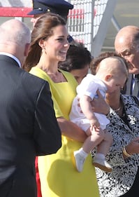 La famiglia reale arriva in Australia: per Kate il vestito è giallo canarino 3