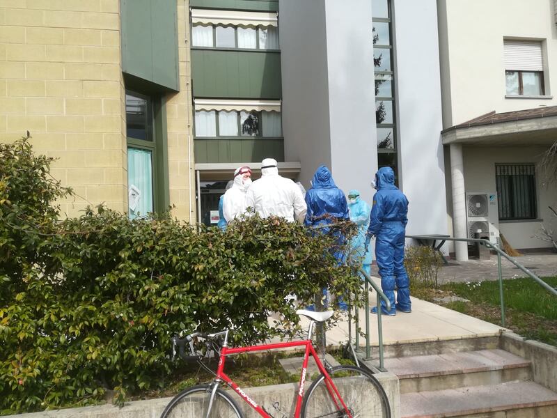 I russi dissinfettano la casa di riposo 10