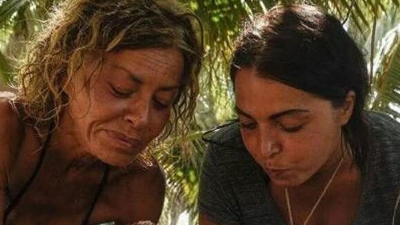 Isola dei Famosi, Eva Grimaldi ruba il riso degli altri naufraghi. Tensione con Nancy e Malena