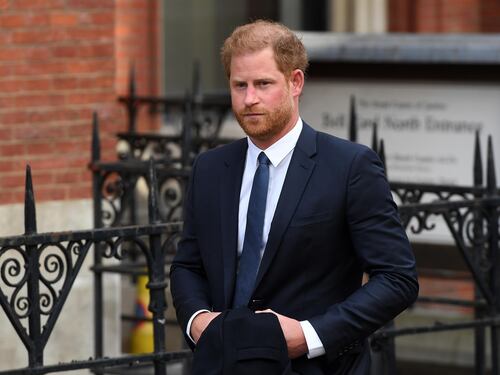Harry fa arrabbiare pure giudici e legali. Per la festa della figlia salta il processo
